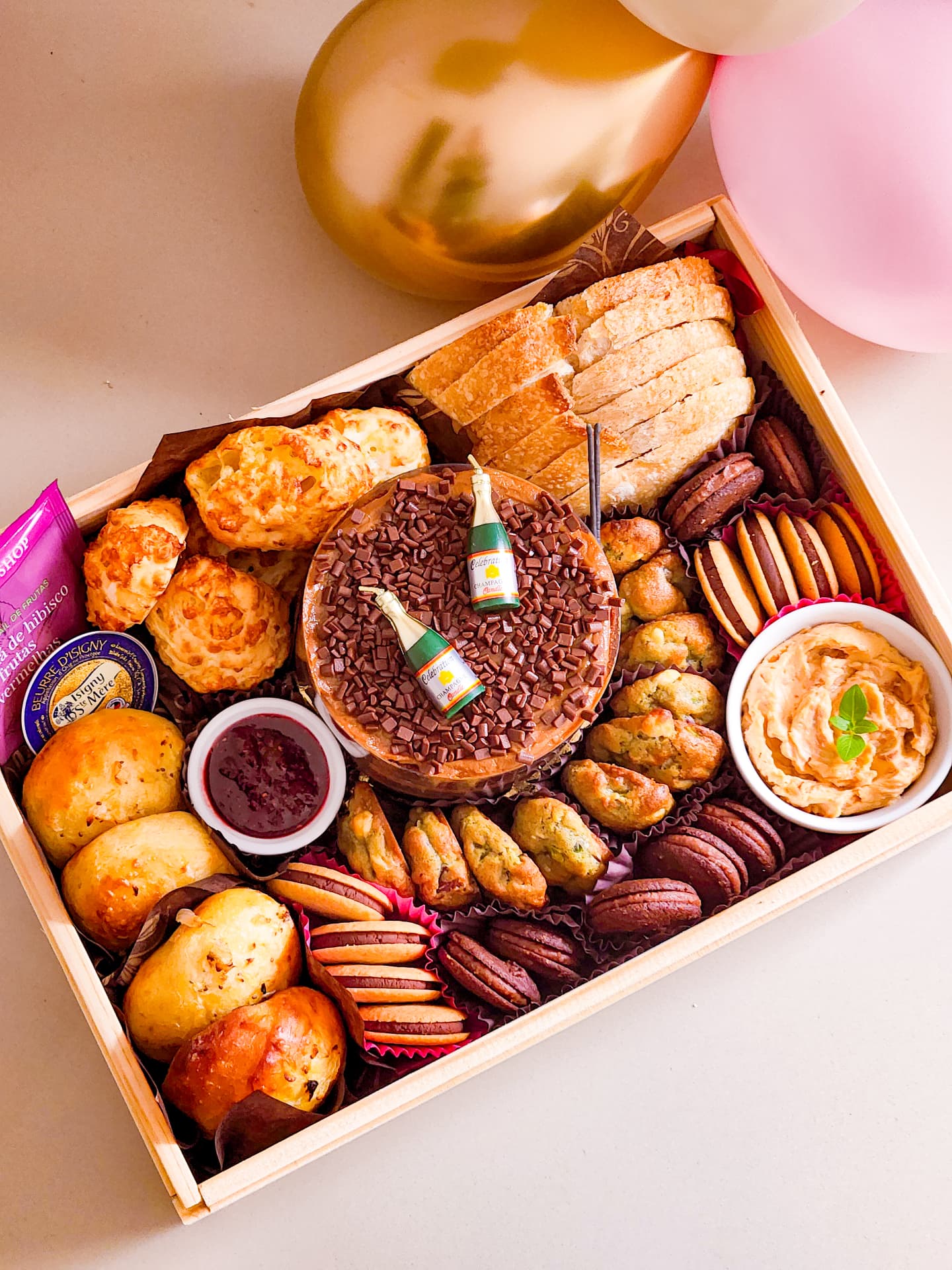 Cesta Gio Happyb aberta, com pães, mini bolo, geleia e doces
