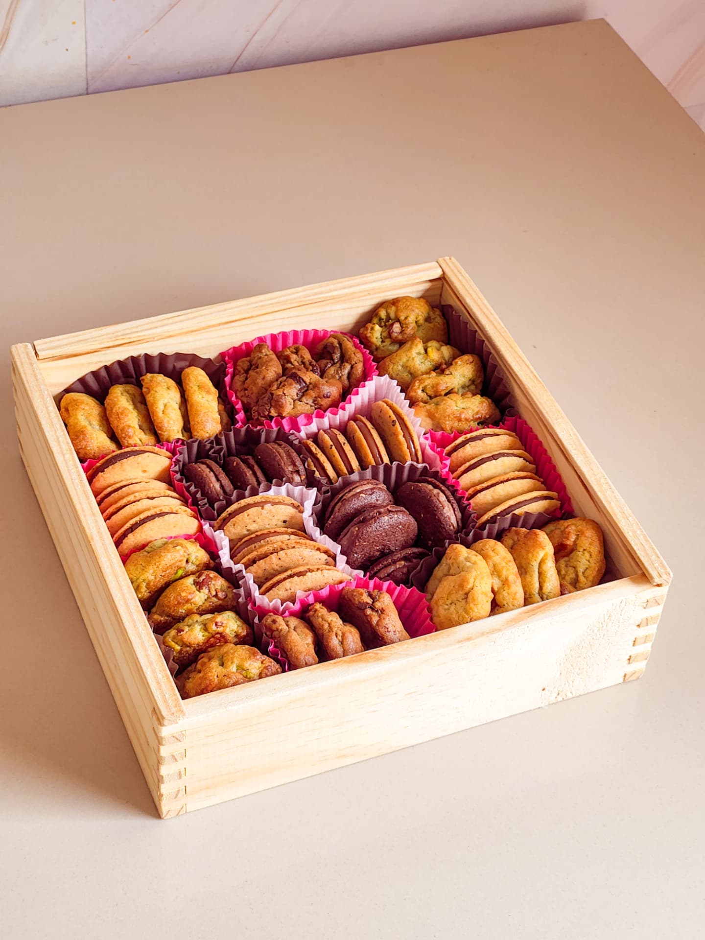 Caixa Deli Delicadezas aberta e cheia de biscoitos e doces