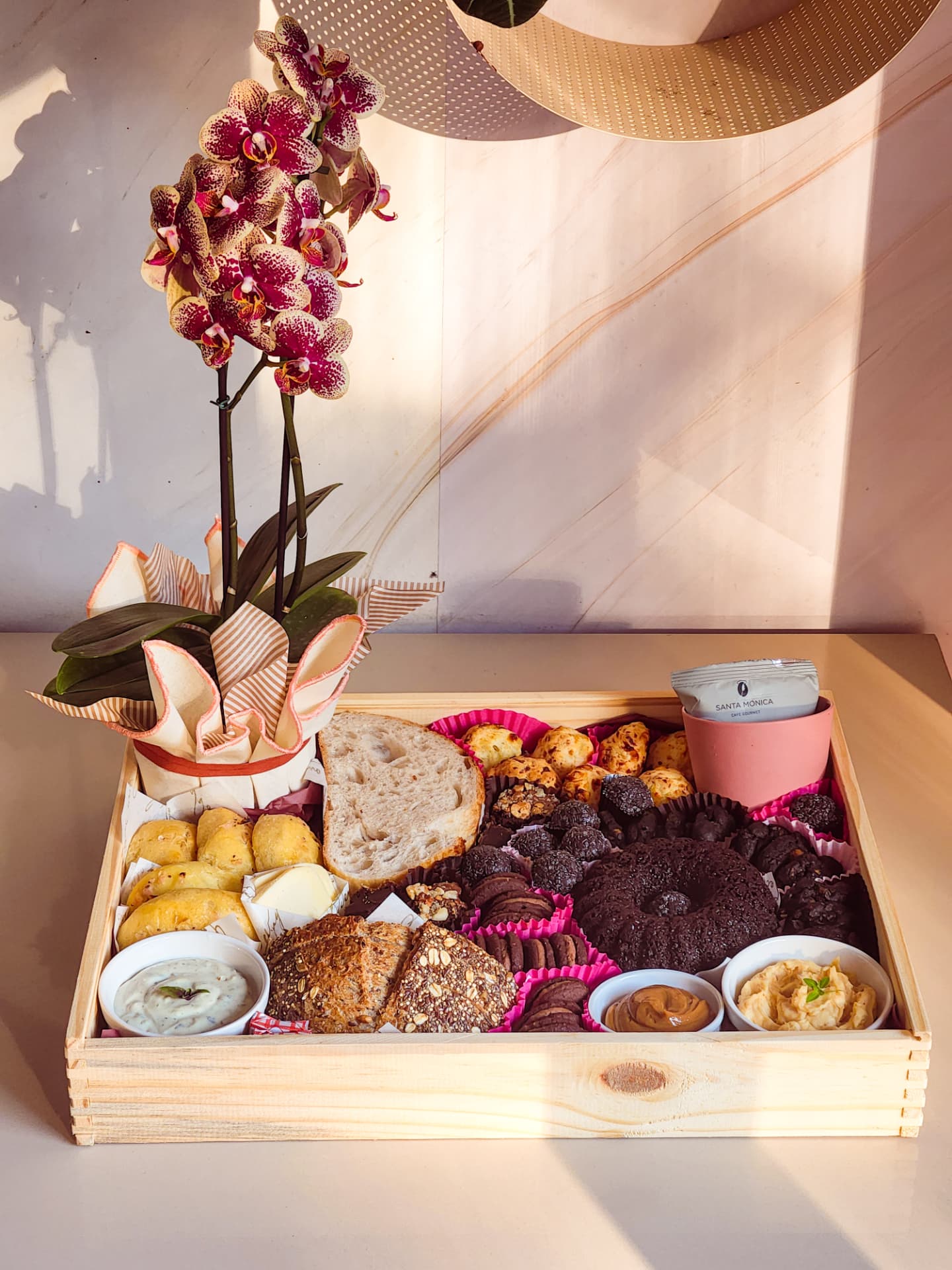 Cesta Ami da manhã Flor do dia de frente, com orquídeas, croissants, pães e ramequins